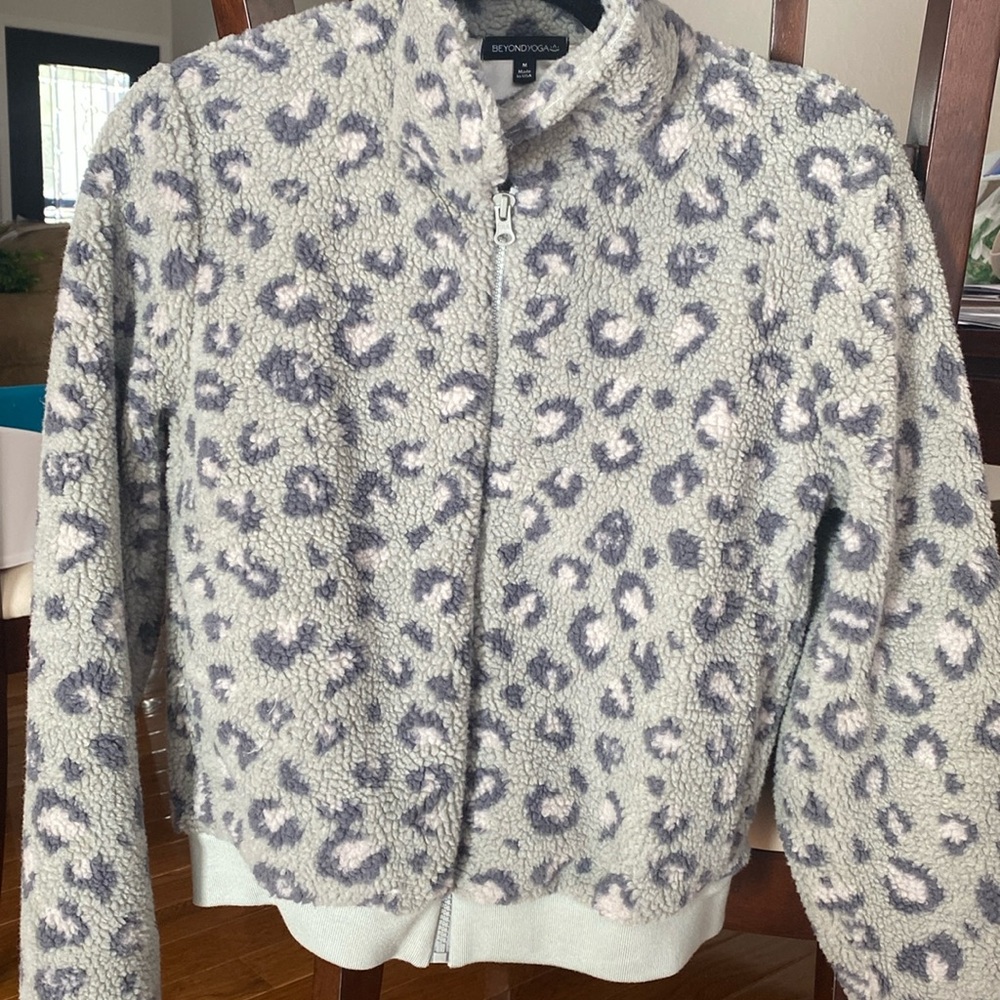 Beyond Yoga Sherpa fleece bomber jacket grey animal print size medium.